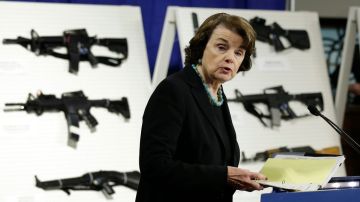 La NRA apunta sus críticas a Dianne Feinstein por iniciativa de ley que pretender reinstaurar la prohibición de armas de asalto.
