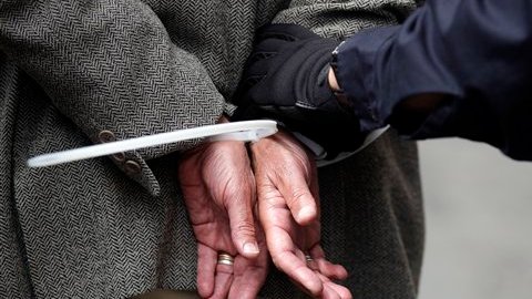 Robert Pimentel, de 57 años, fue detenido ayer por la policía en Los Ángeles, y es sospechoso de abusar sexualmente de sus estudiantes.