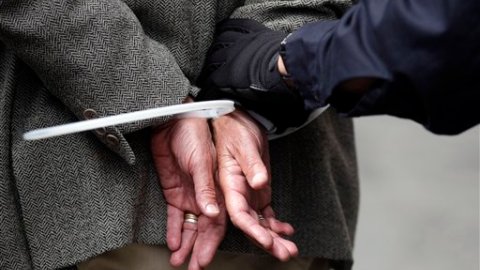 Robert Pimentel, de 57 años, fue detenido ayer por la policía en Los Ángeles, y es sospechoso de abusar sexualmente de sus estudiantes.