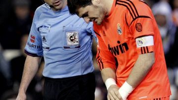 El portero Íker Casillas se fracturó la mano  en el momento menos oportuno: el Real va ante Barcelona en la semifinal de la Copa del Rey.