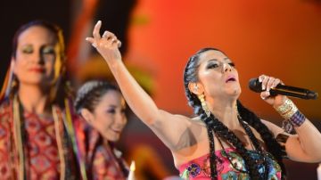 La cantante mexicoamericana Lila Downs en la décimo tercera edición de los Latin Grammy 2012, en Las Vegas, Nevada.