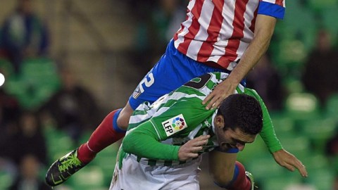 Acción del juego de ayer entre el Atlético y Betis.