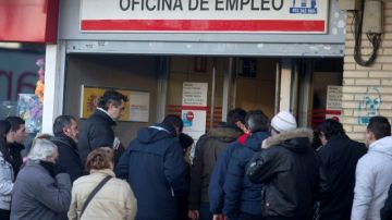 Varias personas hacían fila ayer para pedir asistencia en una oficina del desempleo ubicada en Madrid, España.