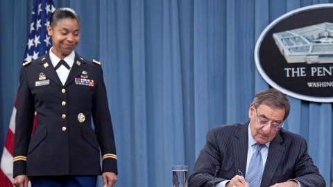 El Secretario de Defensa,  Leon Panetta,  firma el memorandum que pone fin a la prohibición de 1994 sobre el servicio de las mujeres en unidades de combate militar.