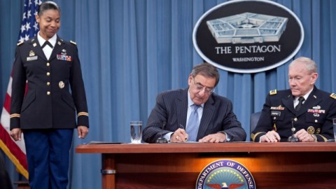 El Secretario de Defensa, Leon Panetta, firma el memorandum que pone fin a la prohibición de 1994 sobre el servicio de las mujeres en unidades de combate militar.