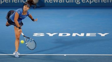 La china Li Na, sexta favorita, derrotó con claridad a la tenista rusa Maria Sharapova y se metió en la final del Abierto de Australia.