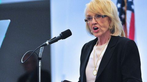 Arizona suaviza su retórica antiimigrante. En la foto, la gobernadora del estado, Jan Brewer.