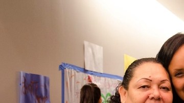 Fotografía de archivo de Erika Andiola, quien posa en la imagen con su madre, María. Abajo, su hermano Heriberto Andiola   tras ser liberado por ICE.