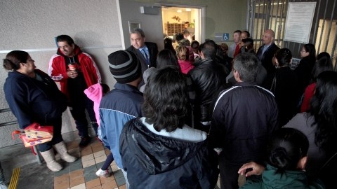 Padres de familia de la escuela    George De La Torre Jr. se reúnen frente a las oficinas escolares  para saber detalles de los cargos de supuesto abuso sexual en contra del profesor Robert Pimentel.