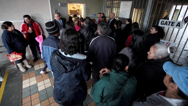 Padres de familia de la escuela    George De La Torre Jr. se reúnen frente a las oficinas escolares  para saber detalles de los cargos de supuesto abuso sexual en contra del profesor Robert Pimentel.