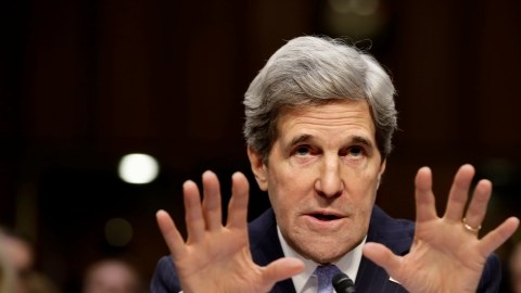 John Kerry, D-Mass., frente a sus colegas del Senado, quienes deberan confirmarlo como secretario de Estado.