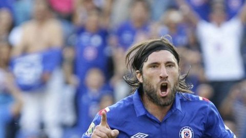 El argentino Mariano Pavone anotó el segundo gol por la vía del penal, al min. 45