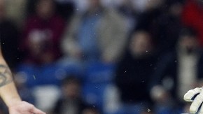 En esta fotografía del 10 de octubre de 2011 se ve al guardameta Diego López, del Sevilla, que ayer fichó por el Real Madrid por 3.5 millones de euros para reforzar a los merengues por la operación de Iker Casillas.