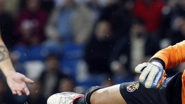 En esta fotografía del 10 de octubre de 2011 se ve al guardameta Diego López, del Sevilla, que ayer fichó por el Real Madrid por 3.5 millones de euros para reforzar a los merengues por la operación de Iker Casillas.