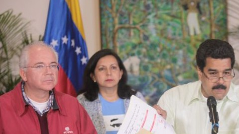 Maduro habla desde el Aeropuerto Internacional de Maiquetía.