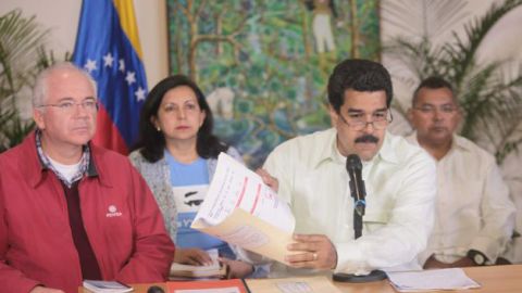 Maduro habla desde el Aeropuerto Internacional de Maiquetía.