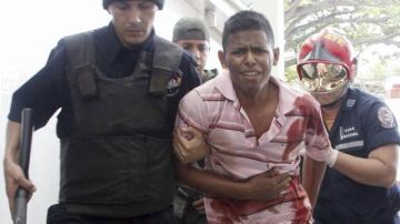El diario Ultimas Noticias informó que "más de 54" personas fallecieron, mientras que la televisora de noticias Globovisión reportó que hay al menos 50 muertos.