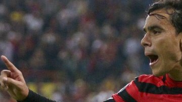 Omar Bravo se encargó de marcar el 2-1 definitivo por la vía del penal