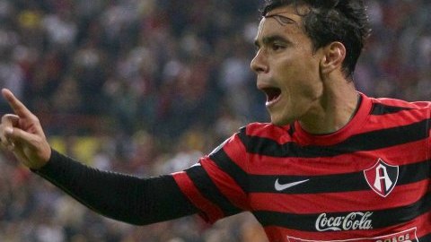 Omar Bravo se encargó de marcar el 2-1 definitivo por la vía del penal