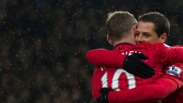 Javier Hernández celebra con Wayne Rooney tras su gol.