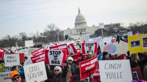 Miles de personas participaron en la marcha de "Un millón de madres en favor del control de armas" en Washington.