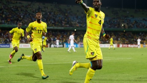 Emmanuel Adebayor (4) corre a celebrar su gol conseguido ante Argelia y que abrió el camino para la victoria de Togo en la Copa África.