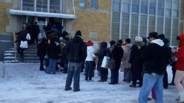 Cientos de residentes de Brookly y otras partes de la ciudad hicieron cola en el frío para recibir los donativos de ropa de una cadena de ropa de Nueva York.
