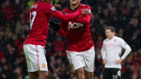 Javier 'Chicharito' Hernández (c) es felicitado por su compañero Nani, tras marcar dos goles en la victoria del United sobre el Fulham AYER.