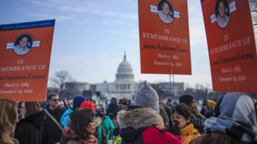 Un grupo de jóvenes participa de la marcha "Un millón de madres para el control de Armas" realizado ayer en Washington, DC. y que contó con miles de seguidores.