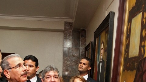 El presidente Danilo Medina observa un retrato del prócer Juan Pablo Duarte.