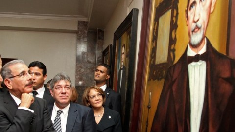 El presidente Danilo Medina observa un retrato del prócer Juan Pablo Duarte.