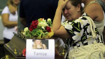 Familiares lloran a sus seres queridos durante la identificación de las víctimas en el Centro Deportivo Municipal.