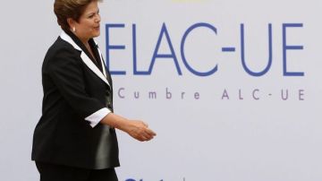 La presidenta de Brasil, Dilma Rousseff, deja la cumbre en Chile.