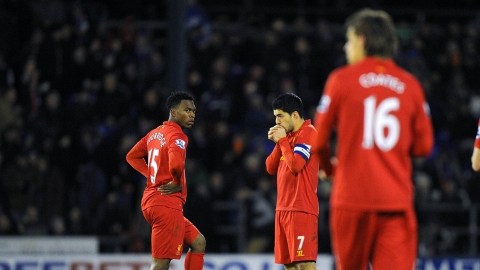 Daniel Sturridge (izq.) y Luis Suárez esperan reiniciar el partido después de recibir una anotación del Oldham Athletic. ayer.