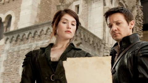Gemma Arterton y Jeremy Renner es una escena de la película "Hansel & Gretel: Witch Hunters".