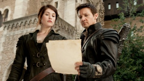 Gemma Arterton y Jeremy Renner es una escena de la película "Hansel & Gretel: Witch Hunters".