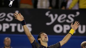 Novak Djokovic celebra la obtención de su tercera corona australiana.