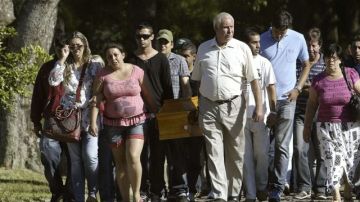 Cargando el ataúd de su ser amado, familiares entran al cementerio de Santa Rita a darle el último adiós.