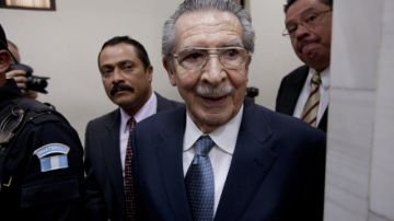 El exdictador  Efraín Ríos Montt sale de la sede de  la Corte. Suprema en Ciudad de Guatemala, después de ser notificado del próximo juicio en su contra.