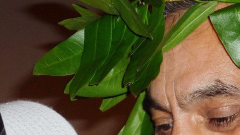 El poeta laureado Alejandro Murguía saluda a sus lectores en la Biblioteca Pública de San francisco.