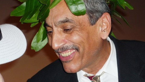 El poeta laureado Alejandro Murguía saluda a sus lectores en la Biblioteca Pública de San francisco.