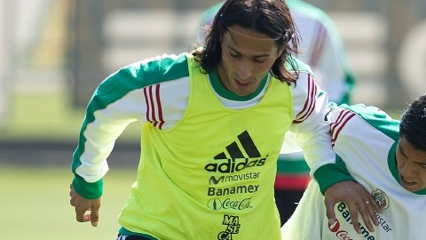 Aldo De Nigris (izq.) disputa el balón con Hugo Ayala en una  práctica del Tricolorde cara al encuentro de hoy ante los daneses.