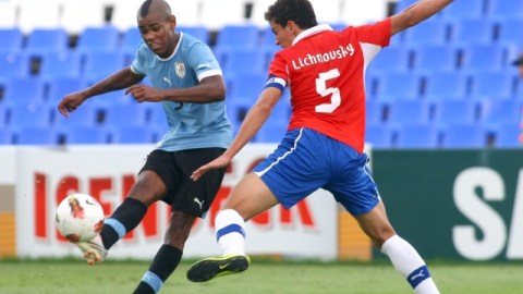 El delantero de Uruguay, Diego Rolán (izq.), en el juego contra la selección chilena disputado el domingo en el Sudamericano Sub-20.