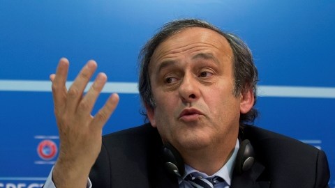El presidente de UEFA, el exfutbolista francés Michel Platini, se defiende de los ataques que lo tildan de haber vendido su voto para el Mundial de Qatar del 2022.