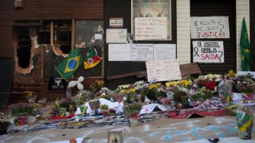 Afiches, flores, globos y banderas en las afueras de la incendiada discoteca Kiss en Santa María, Brasil, hicieron recordar ayer otra tragedia ocurrida en El Bronx en 1990.