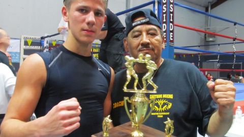 Eduardo García (izq.) con su entrenador Juan Moya. García quedó campeón en las 132 libras y fue el Mejor Boxeador del torneo juvenil.