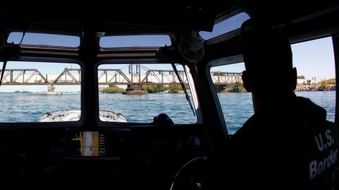 Agentes de la patrulla fronteriza destacados en la frontera norte realizan arrestos -incluso a inmigrantes legales- en ciudades como Buffalo y Nueva York según activistas y academicos.