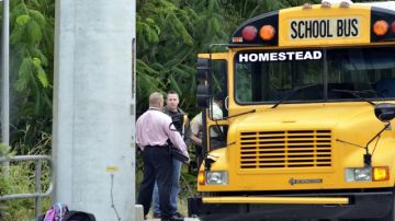 Un hombre que abordó un autobús escolar le disparó varias veces al conductor, tomó a un pasajero de seis años y se dio a la fuga.