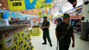 Militares inspeccionan los precios de los alimentos en un supermercado.