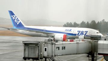 Un avión Boeing estacionado en el aeropuerto de Takamatsu, en Japón.